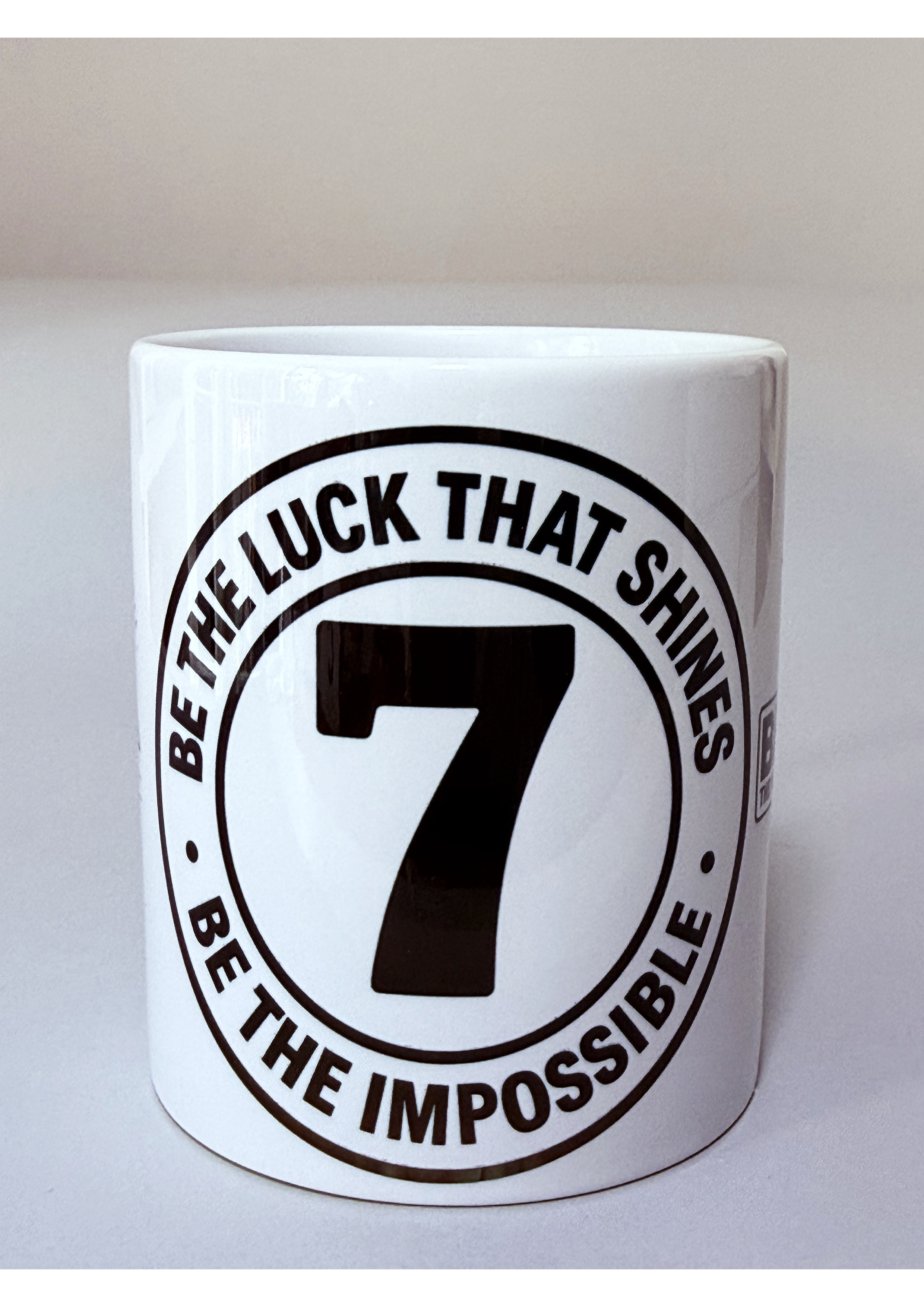 Taza “7 – BE THE LUCK THAT SHINES” edición BE. THE IMPOSSIBLE