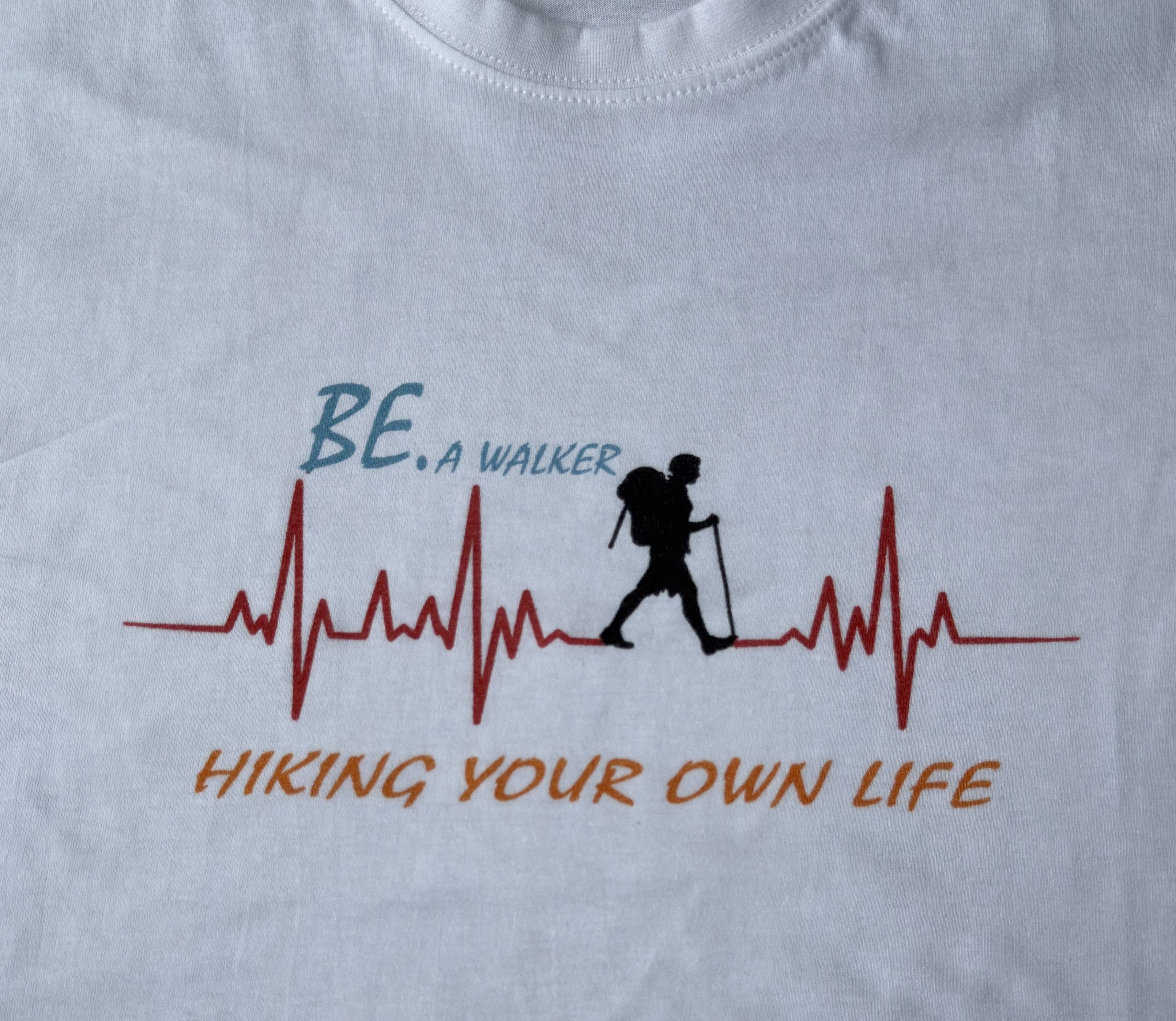 CAMISETA BE. A WALKER – Hiking Your Own Life