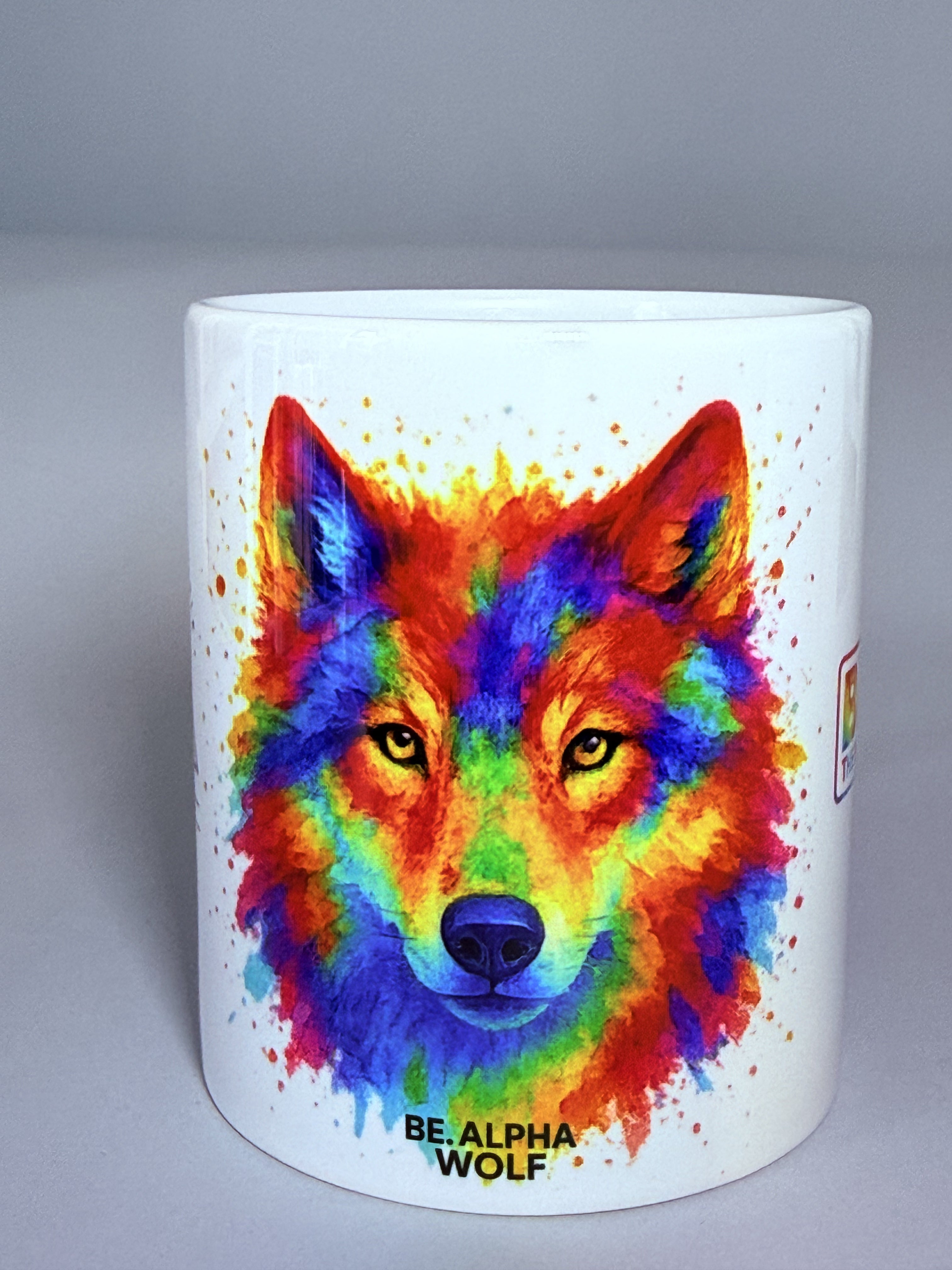 Taza “BE. THE IMPOSSIBLE” – Lobo multicolor estilo acuarela. Mensaje frontal pequeño