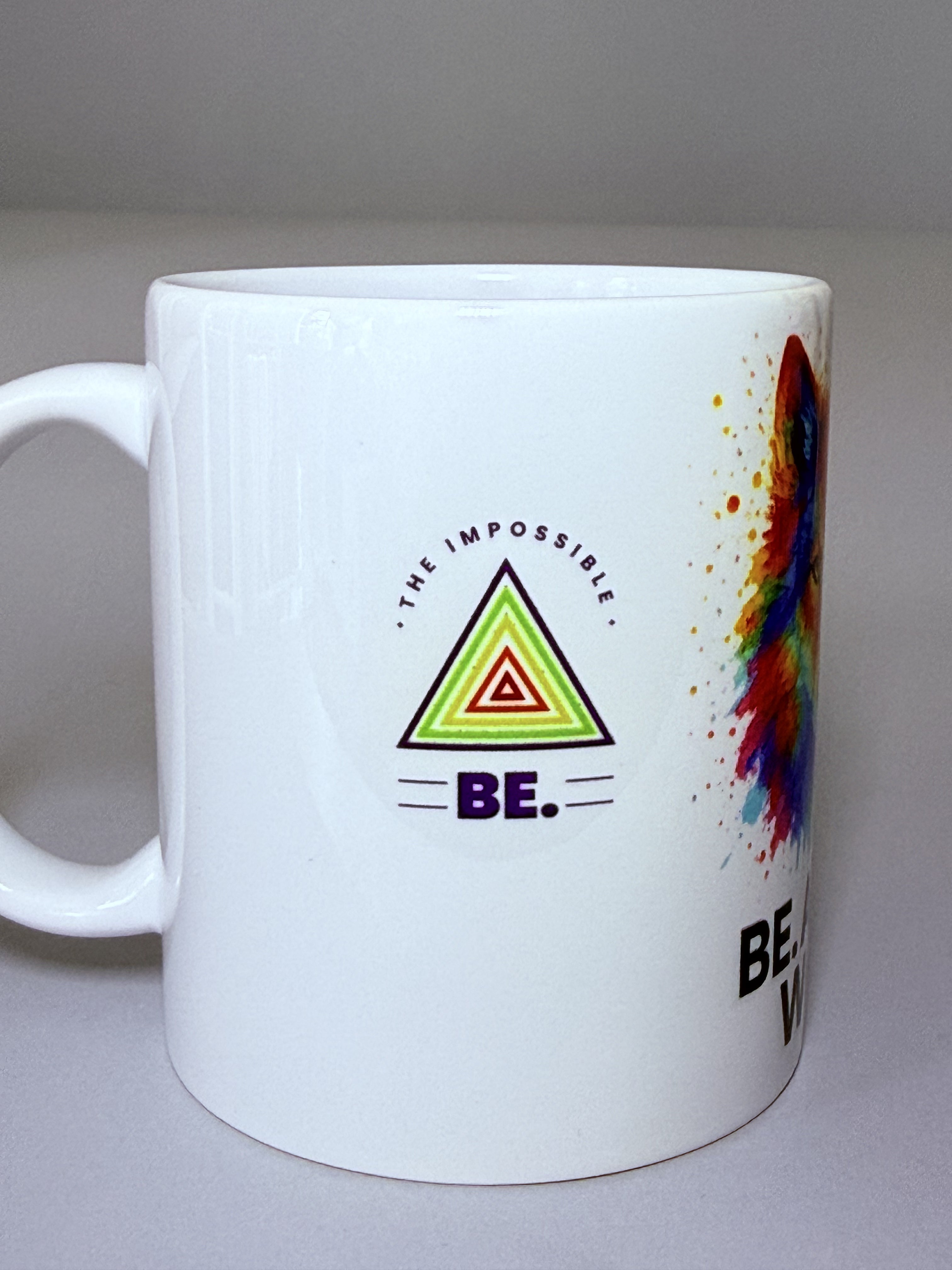 Taza “BE. THE IMPOSSIBLE” – Lobo multicolor estilo acuarela. Mensaje frontal grande