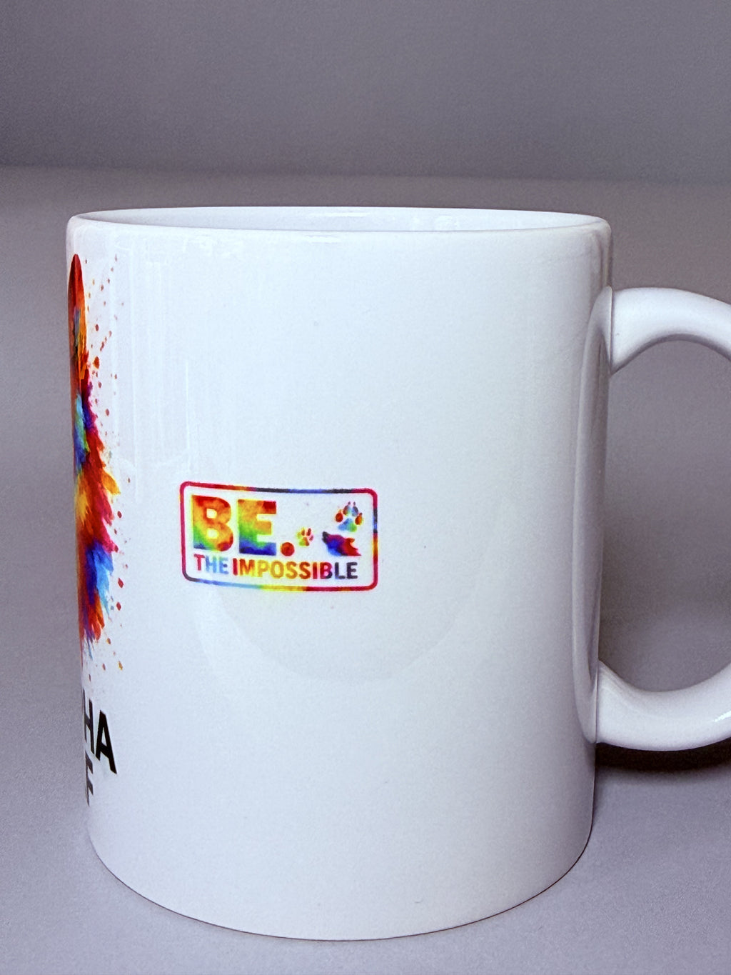 Taza “BE. THE IMPOSSIBLE” – Lobo multicolor estilo acuarela. Mensaje frontal grande
