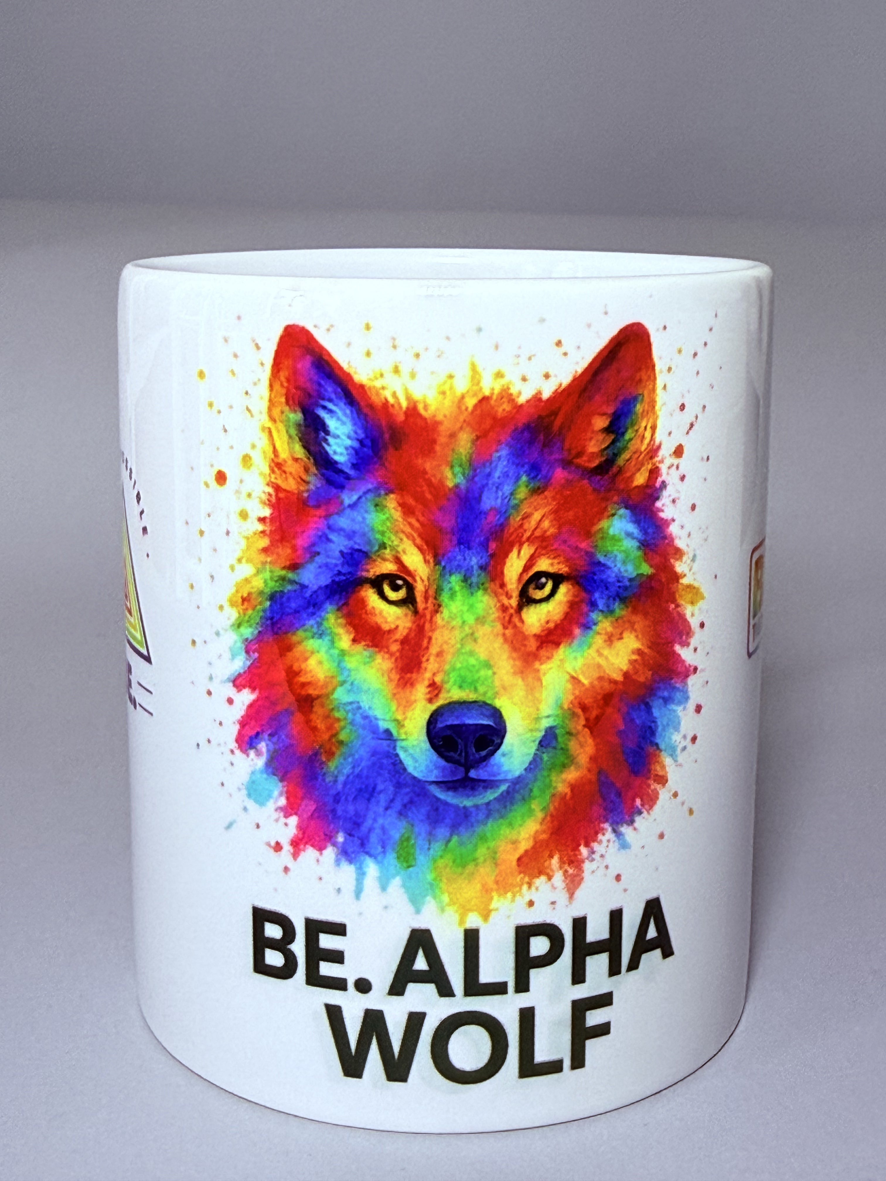 Taza “BE. THE IMPOSSIBLE” – Lobo multicolor estilo acuarela. Mensaje frontal grande