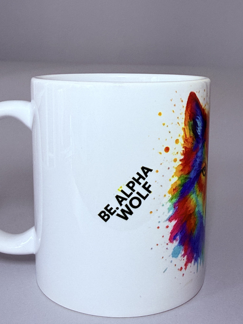 Taza “BE. THE IMPOSSIBLE” – Blanca lobo acuarela Alpha con mensaje lateral