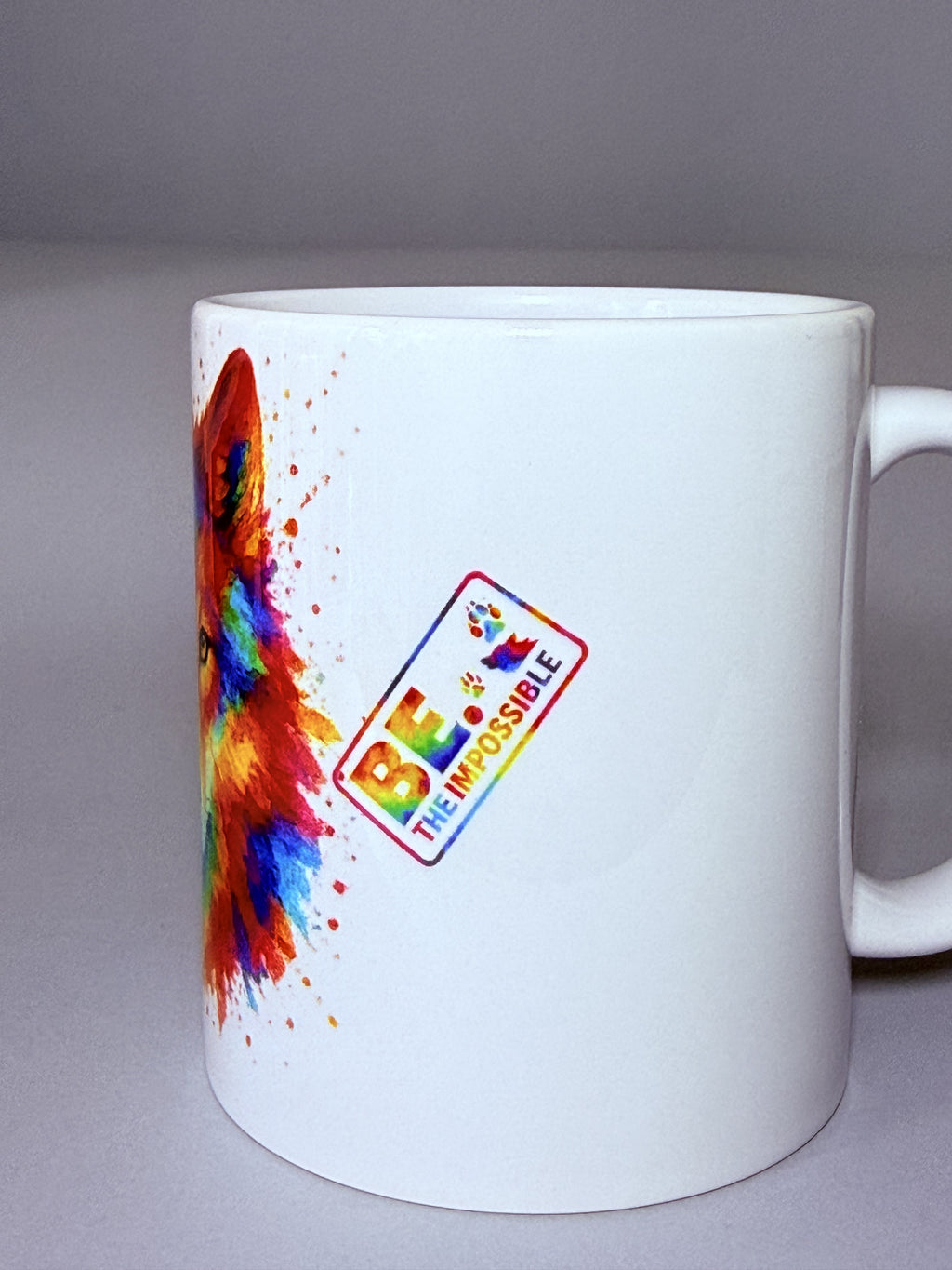 Taza “BE. THE IMPOSSIBLE” – Blanca lobo acuarela Alpha con mensaje lateral