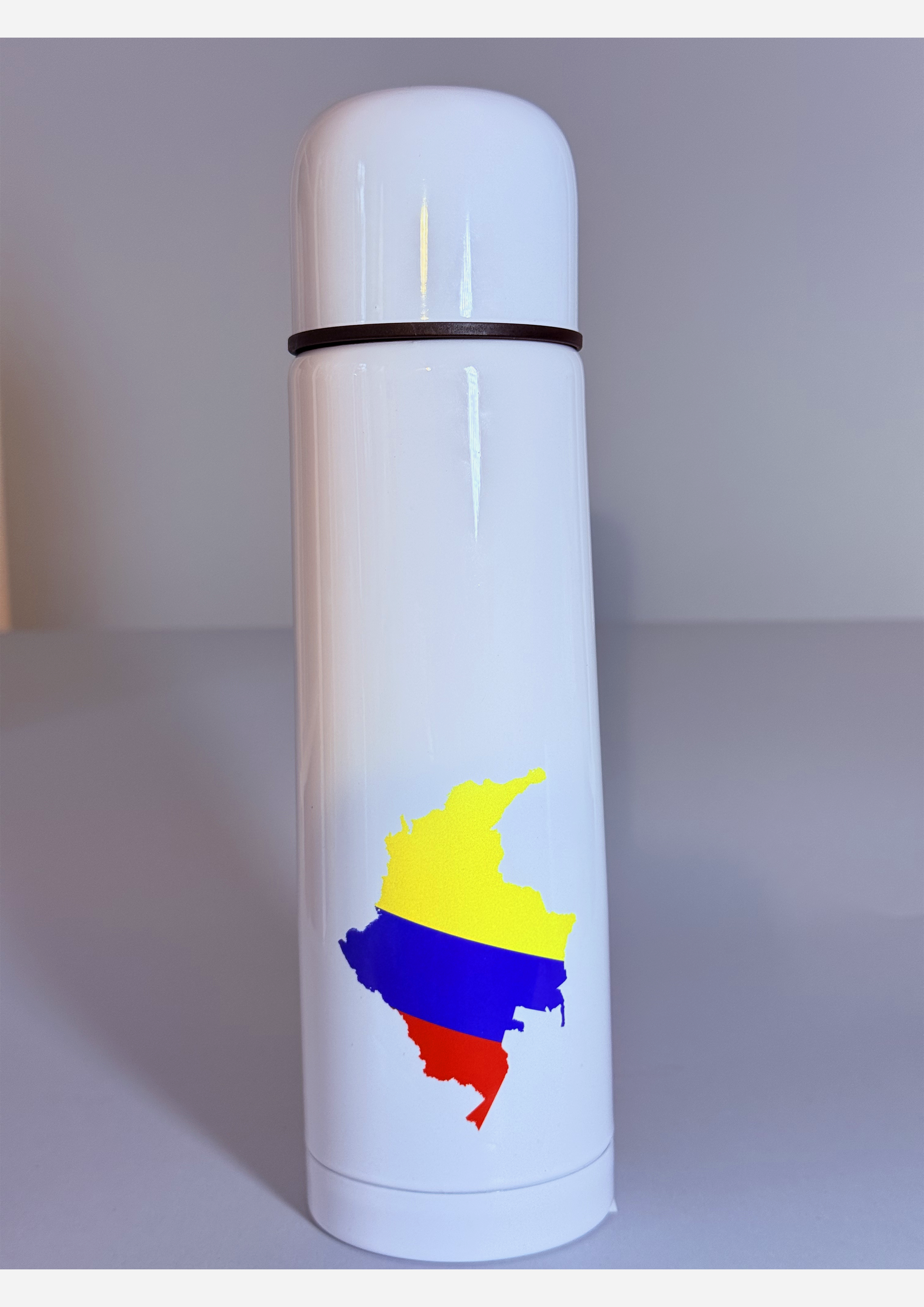 Termo blanco con mapa de Colombia (amarillo-azul-rojo) – Edición BE. THE IMPOSSIBLE