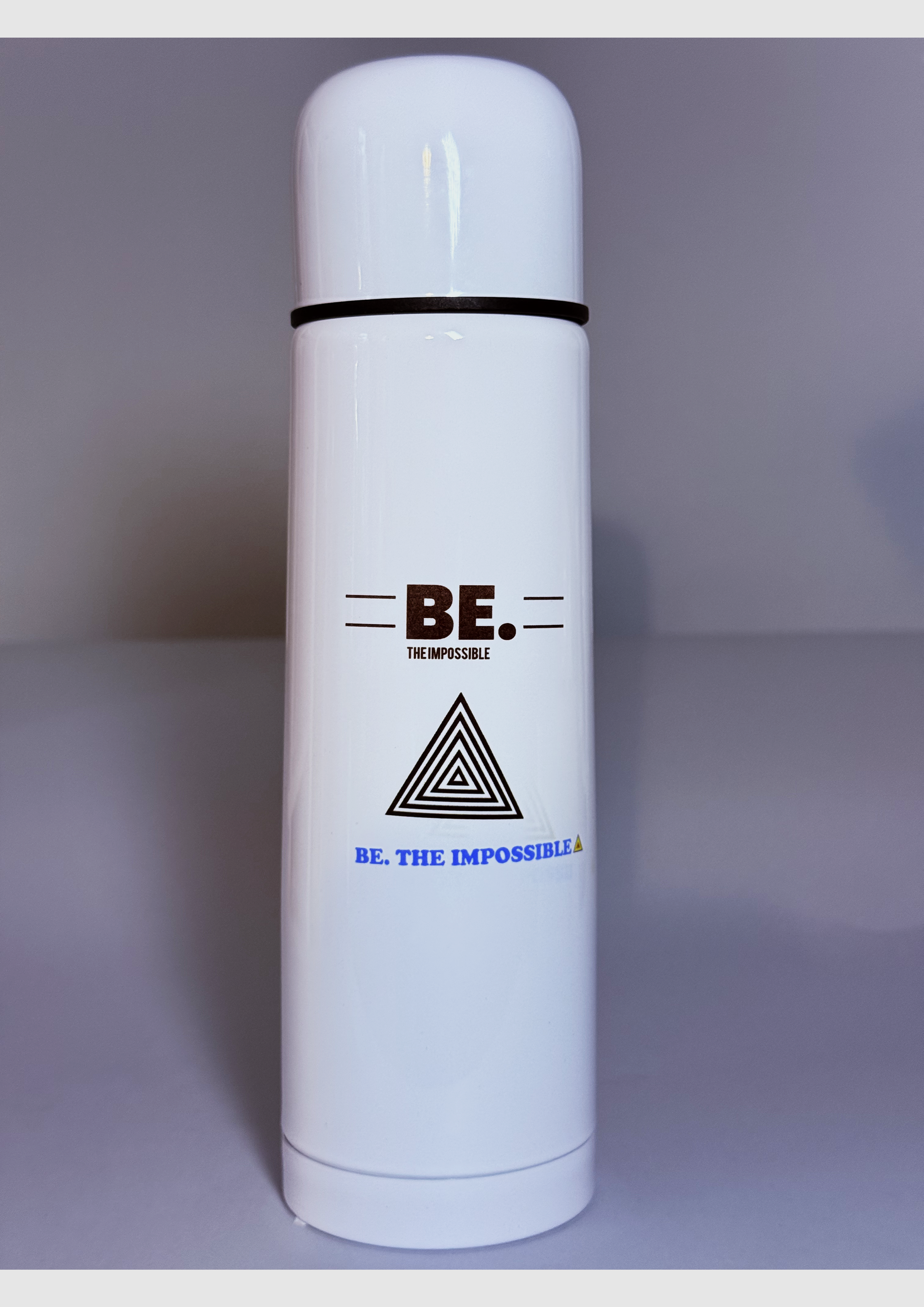 Termo blanco con mapa de Colombia (amarillo-azul-rojo) – Edición BE. THE IMPOSSIBLE