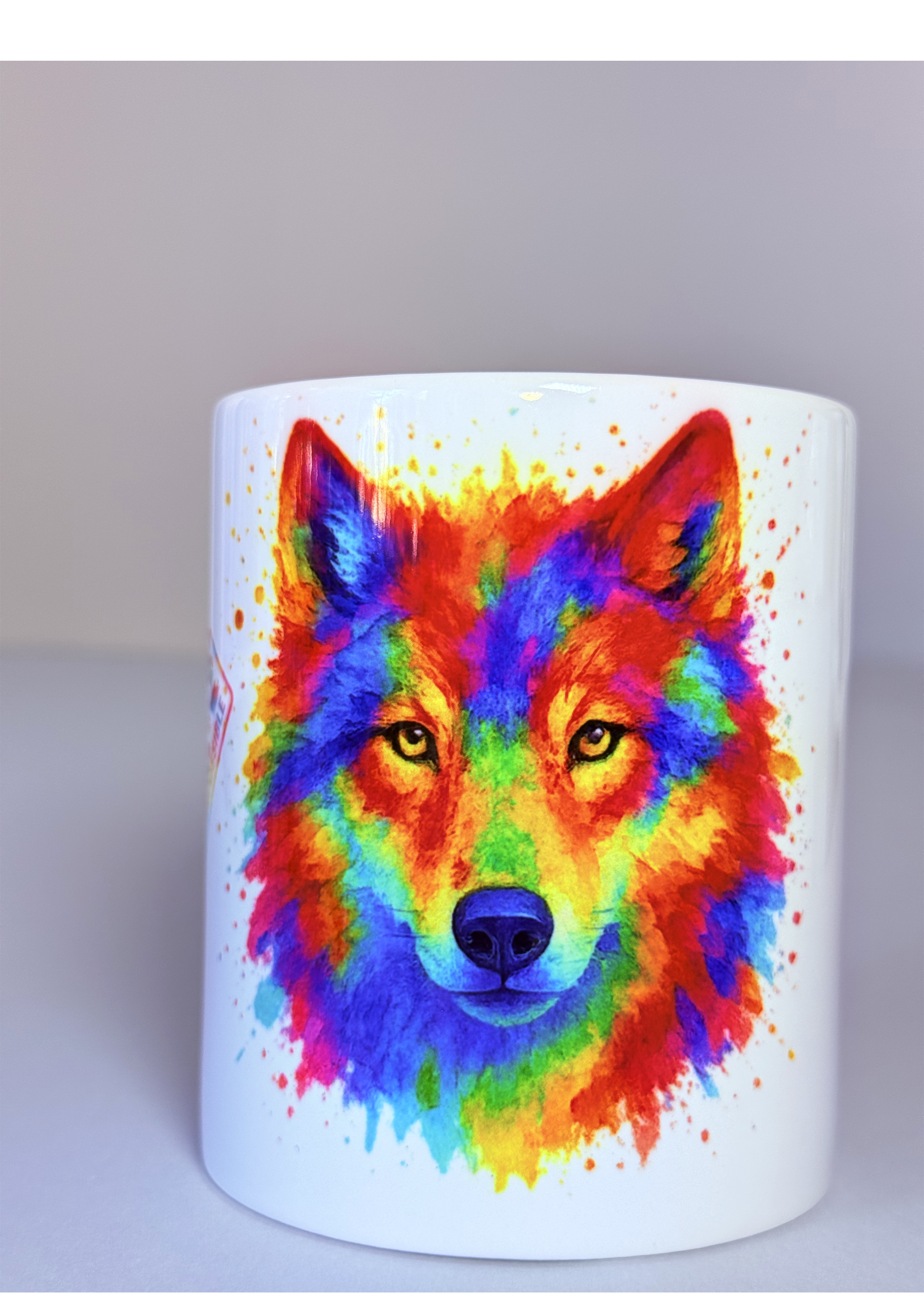 Taza “BE. THE IMPOSSIBLE” – Lobo multicolor estilo acuarela. Sin mensaje frontal