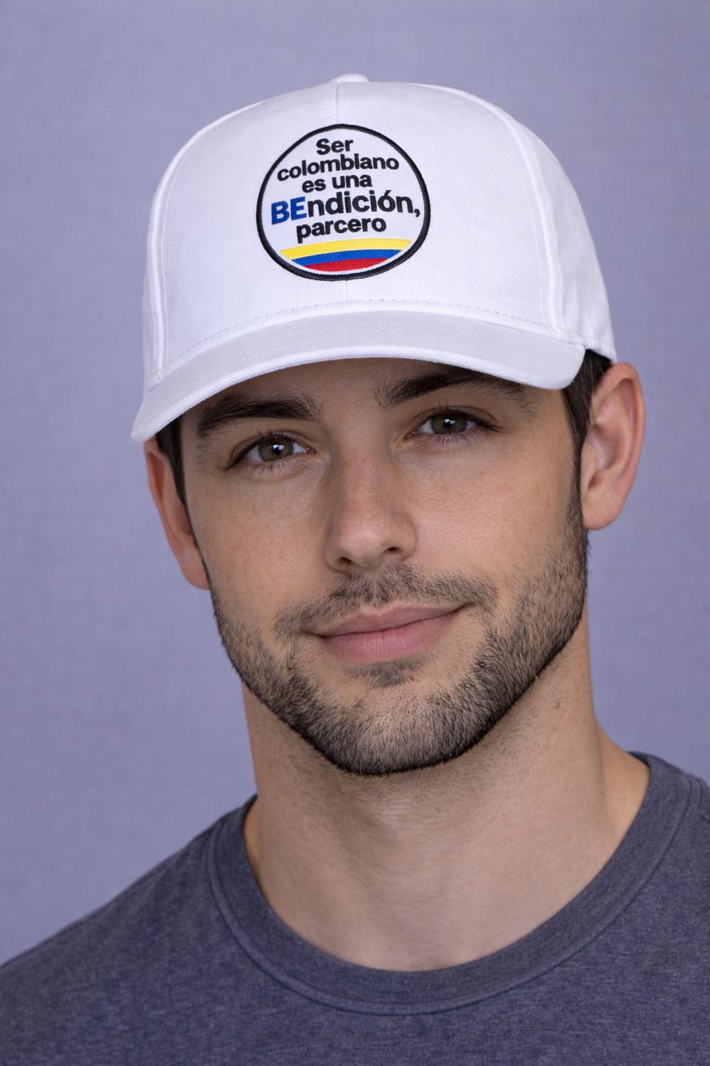 Gorra “Ser colombiano es una bendición, parcero” – Edición BE. THE IMPOSSIBLE 🇨🇴