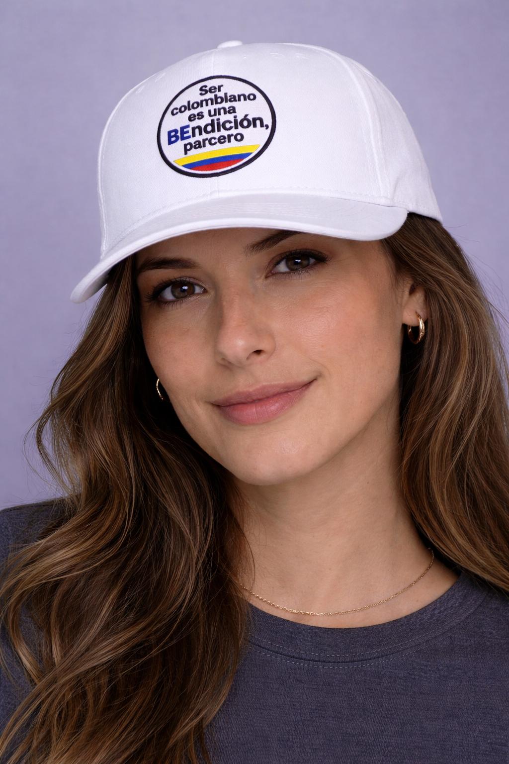 Gorra “Ser colombiano es una bendición, parcero” – Edición BE. THE IMPOSSIBLE 🇨🇴