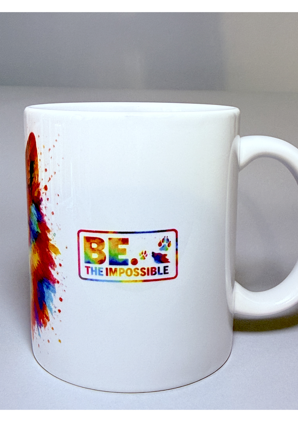 Taza “BE. THE IMPOSSIBLE” – Lobo multicolor estilo acuarela. Mensaje frontal pequeño