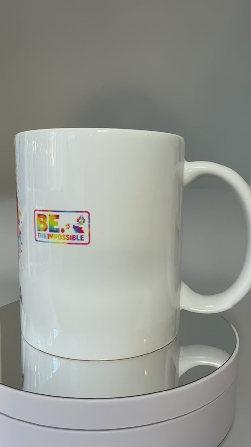 Taza “BE. THE IMPOSSIBLE” – Lobo multicolor estilo acuarela. Mensaje frontal grande