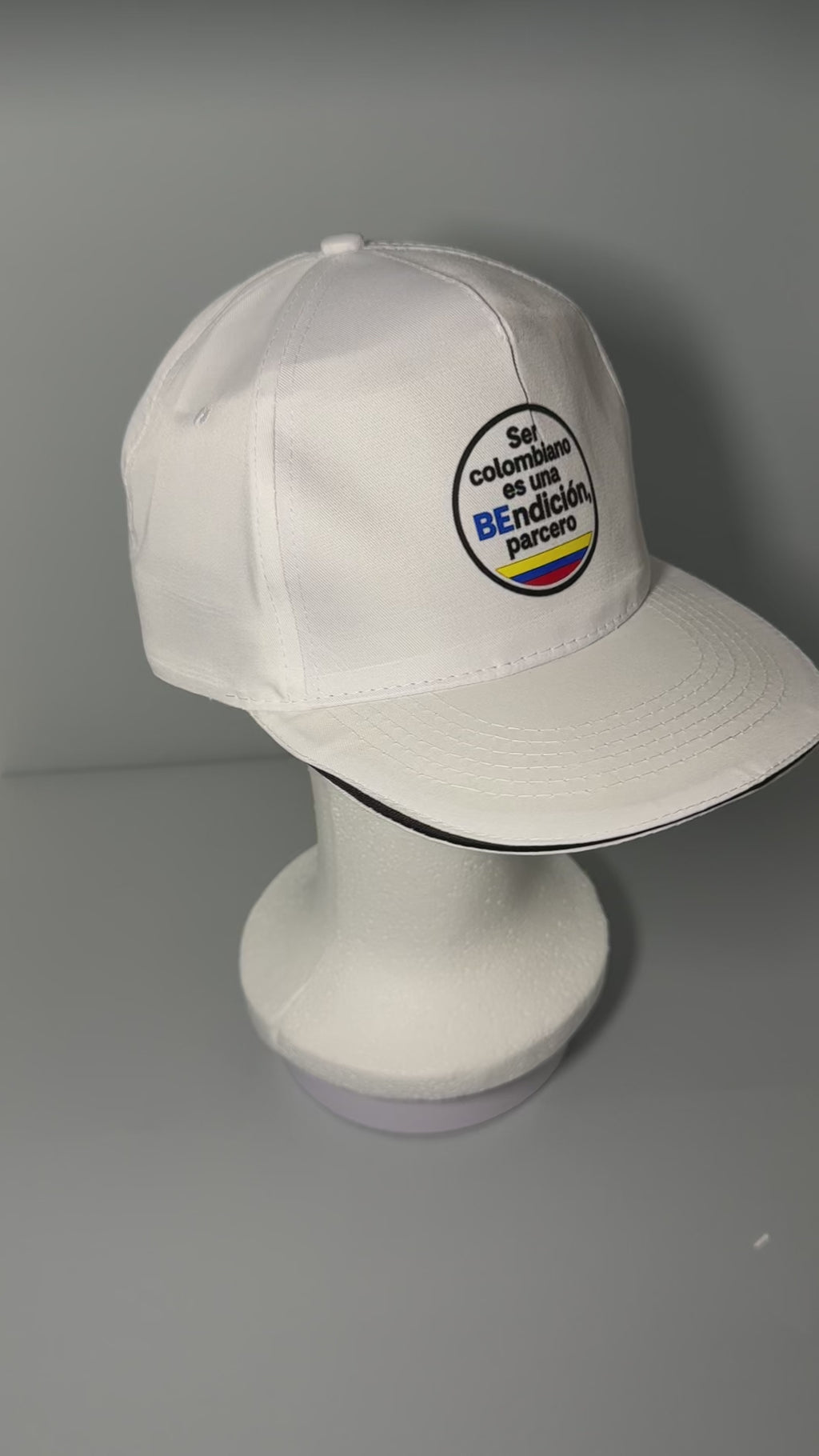 Gorra “Ser colombiano es una bendición, parcero” – Edición BE. THE IMPOSSIBLE 🇨🇴