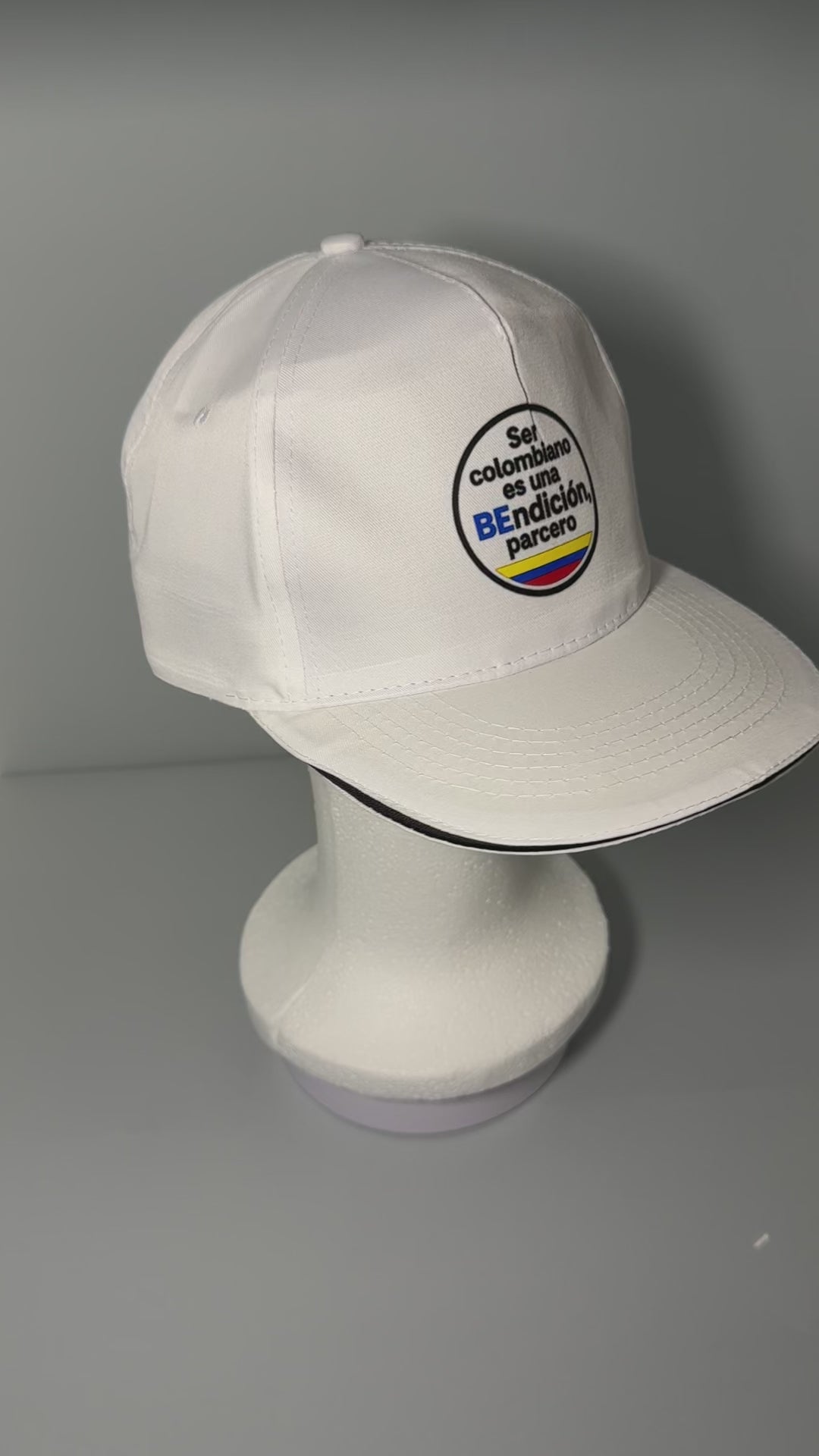 Gorra “Ser colombiano es una bendición, parcero” – Edición BE. THE IMPOSSIBLE 🇨🇴