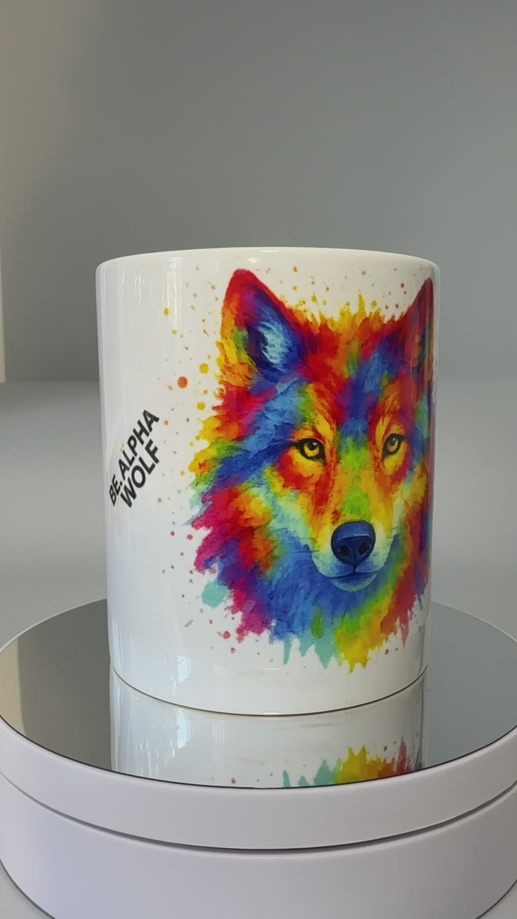 Taza “BE. THE IMPOSSIBLE” – Blanca lobo acuarela Alpha con mensaje lateral