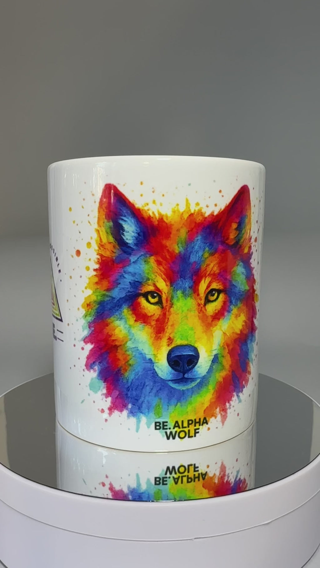 Taza “BE. THE IMPOSSIBLE” – Lobo multicolor estilo acuarela. Mensaje frontal pequeño
