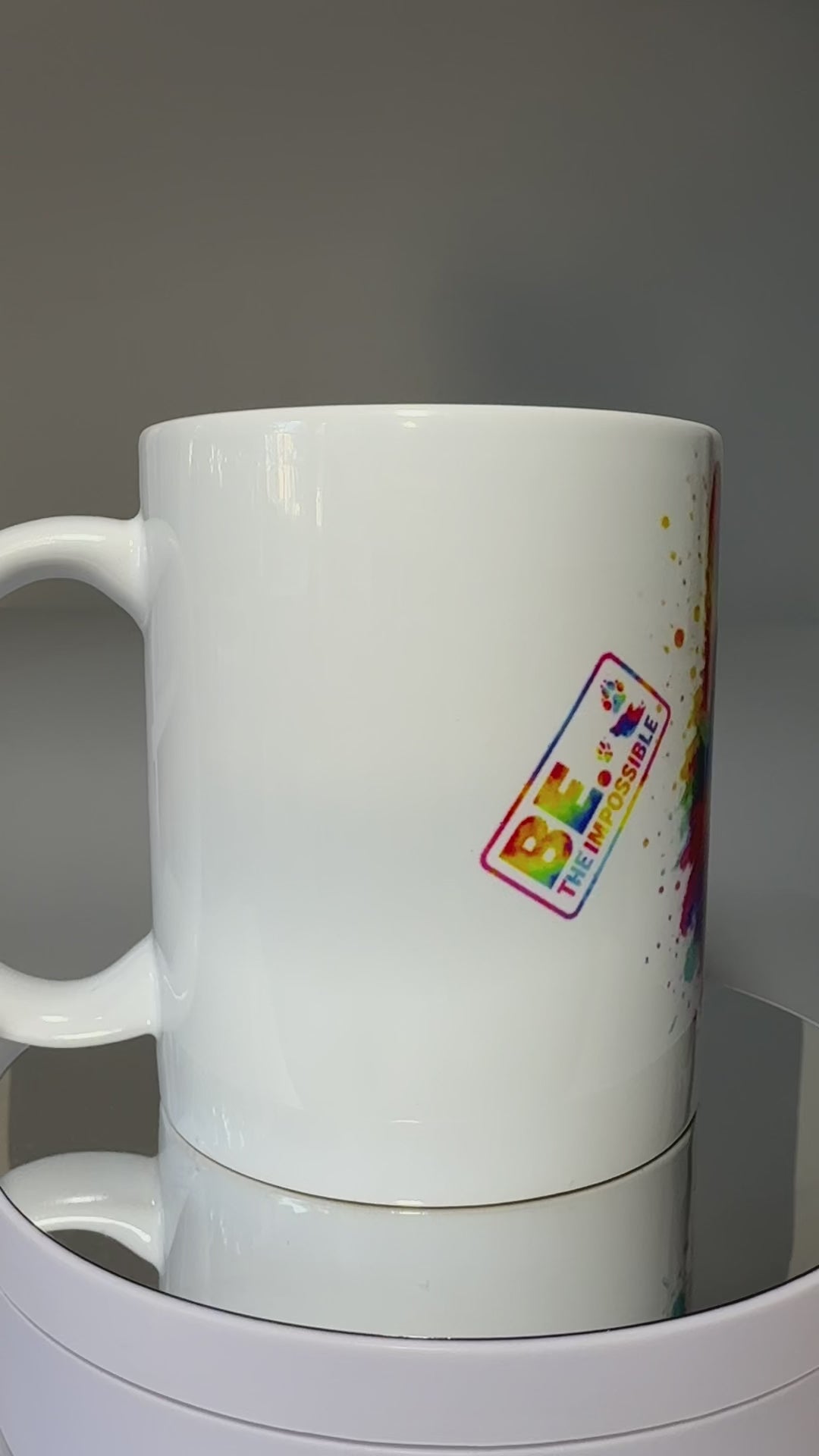 Taza “BE. THE IMPOSSIBLE” – Lobo multicolor estilo acuarela. Sin mensaje frontal